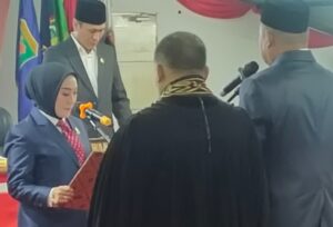 Ketua DRPD Sulbar Lantik  Daniel Pundu  Gantikan Obednego Depparinding.