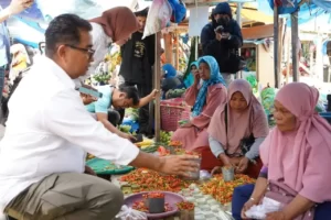 PJ Gubernur Belanja Sambil Pantau Pasar