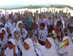 Lanal Mamuju Ajak Siswa Cinta Laut Lewat Pembagian Kacamata Renang