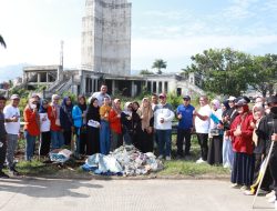 Sekertariat DPRD Sulbar Ikut Aksi Bersih-Bersih Dalam Rangka Hari Jadi Provinsi Sulawesi Barat ke-19 Tahun