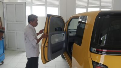 Jokowi Sumbang Mobil Listrik untuk Kepentingan Praktek di SMKN 1 Rangas Mamuju