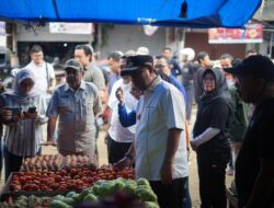 Kendalikan Inflasi, Pj Gubernur Lakukan Operasi Pasar di Mamuju