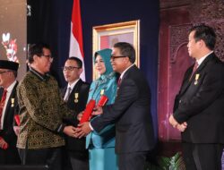 Muhammad Idris  Dapat Penghargaan Darma Karya Kencana Individu dari BKKBN RI