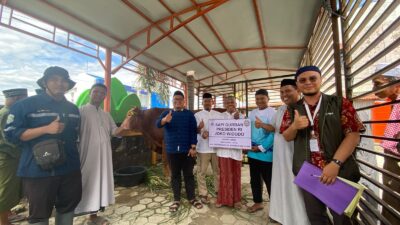 Pengurus Masjid Raya Nurul Hidayah Terima Bantuan Sapi Jokowi