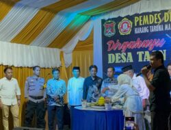 Pemotongan Tumpeng Momen Puncak Hari Jadi Desa Taan ke 22 Tahun