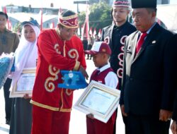 Momen HUT RI, Pj Gubernur Bahtiar Berikan Penghaargan Kepada  Dua Anak Berprestasi Tingkat Nasional