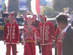 Upacara HUT RI Provinsi Sulbar, PJ Bahtiar Bersama Keluarga Kenakan Kostum Adat Kalumpang