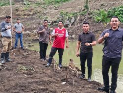 Ditemani Kadis KP dan Karo Umum, Pj Bahtiar Terbar Bibit Kangkung hingga Timun di Area Kolam