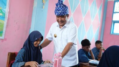 PJ Bahtiar Kunjungi Sekolah di Majene, Pastikan Uji Coba Makan Bergizi Gratis Dijalankan