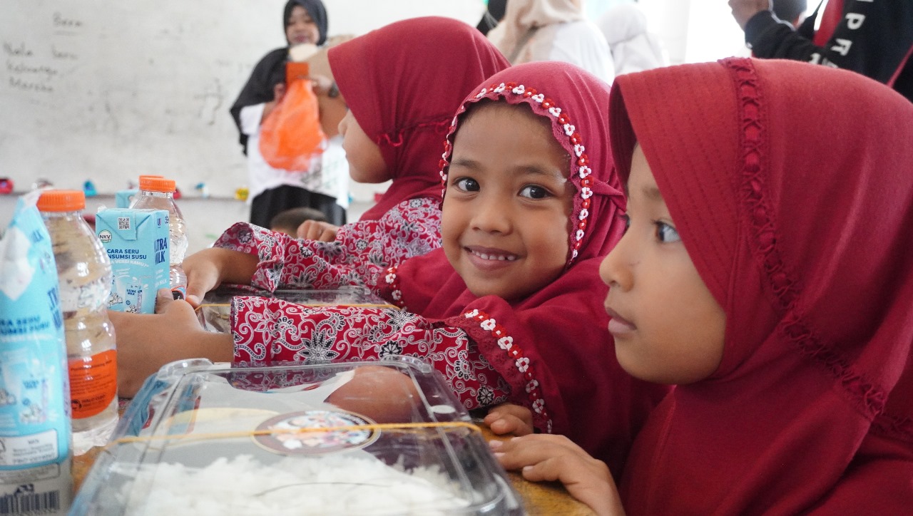 Pemprov Sulbar Lakukan Makan Ikan Gratis di Mamuju