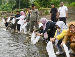 PJ Bahtiar Tebar 30 Ribu Ikan Nila di Bendungan Majene