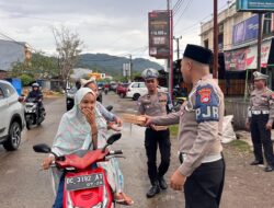 Takjil dan Tips Aman Berkendara Jadi Inovasi Ditlantas Polda Sulbar Meriahkan Ramadhan