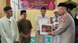 Safari Jumat Ramadhan, Kapolda Sulbar Berbagi Sembako