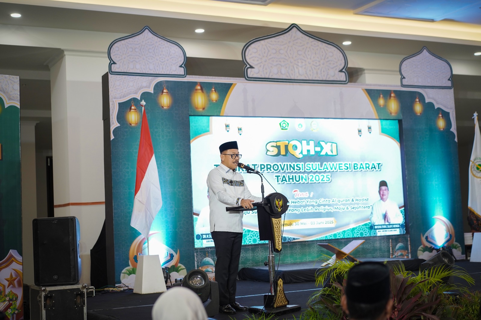 Suhardi Duka Serahkan Hibah dan Beasiswa di Pembukaan STQH XI Sulbar