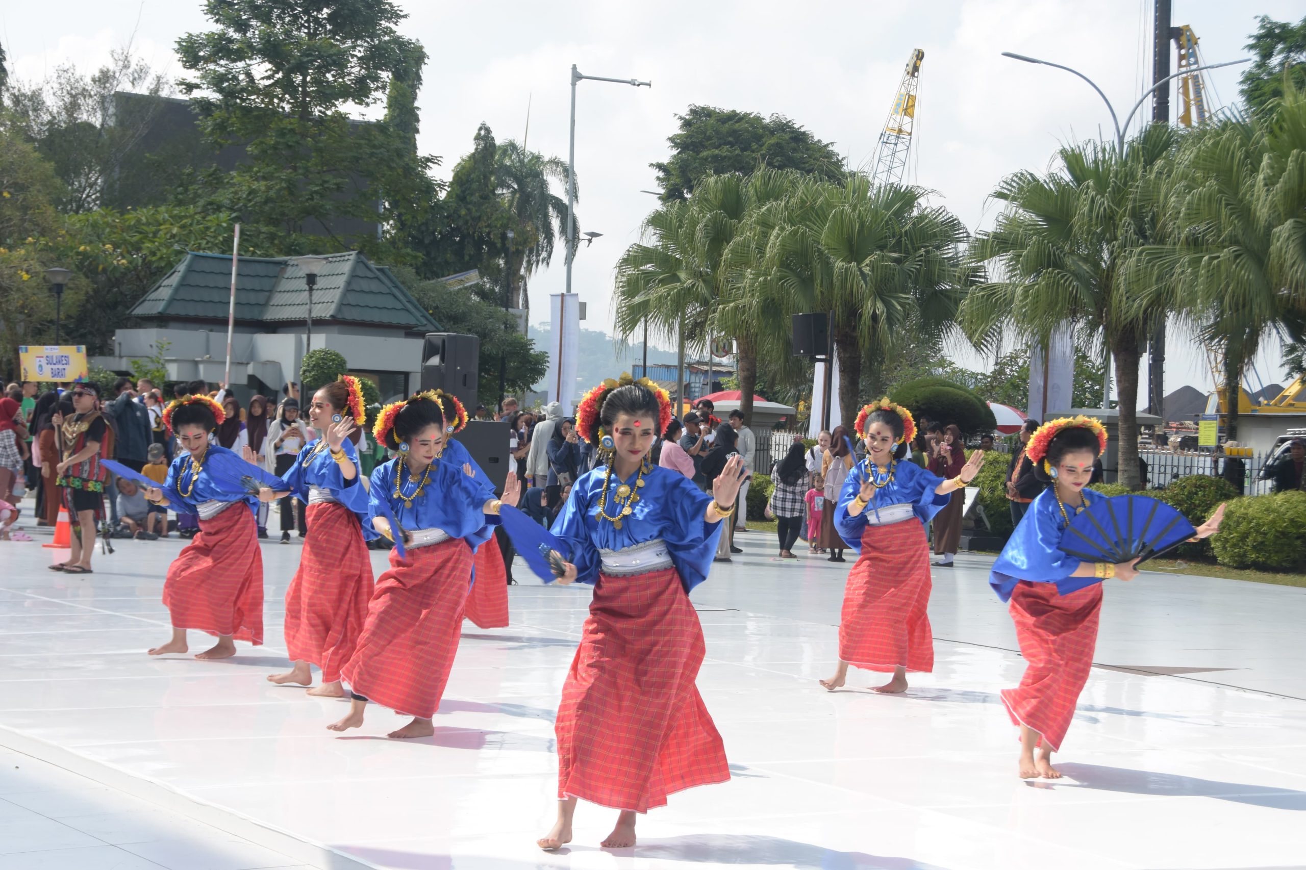 Pesona Baju Adat Mamuju Sulbar Curi Perhatian di Parade Budaya Festival Folklore Samarinda