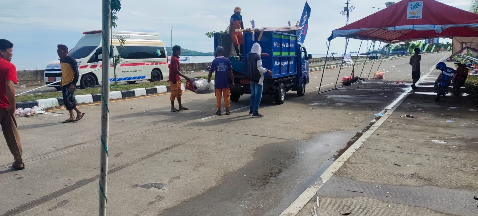 Pasca Event Sandeq Silumba, DLHK Sulbar Lakukan Pembersihan Jalan Arteri