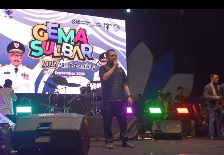 Jacson Zeran Hibur Warga Mamuju pada Penutupan Gema Sulbar