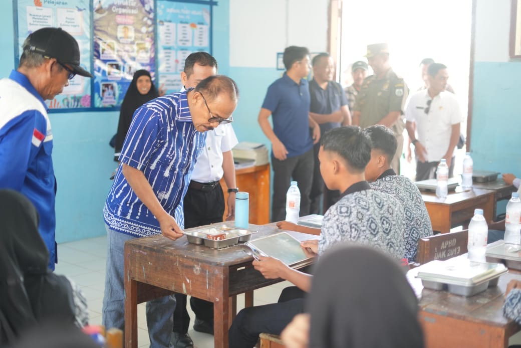 Suhardi Duka Pantau Pelaksanaan MBG di SMA 1 Kalukku