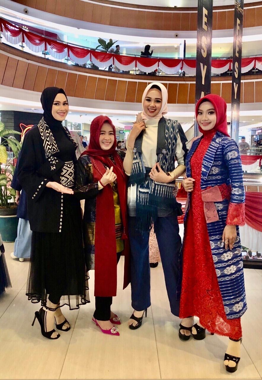 Tenun Tradisional Sulbar Tampil di Fashion Show FekSyar KTI Kalbar