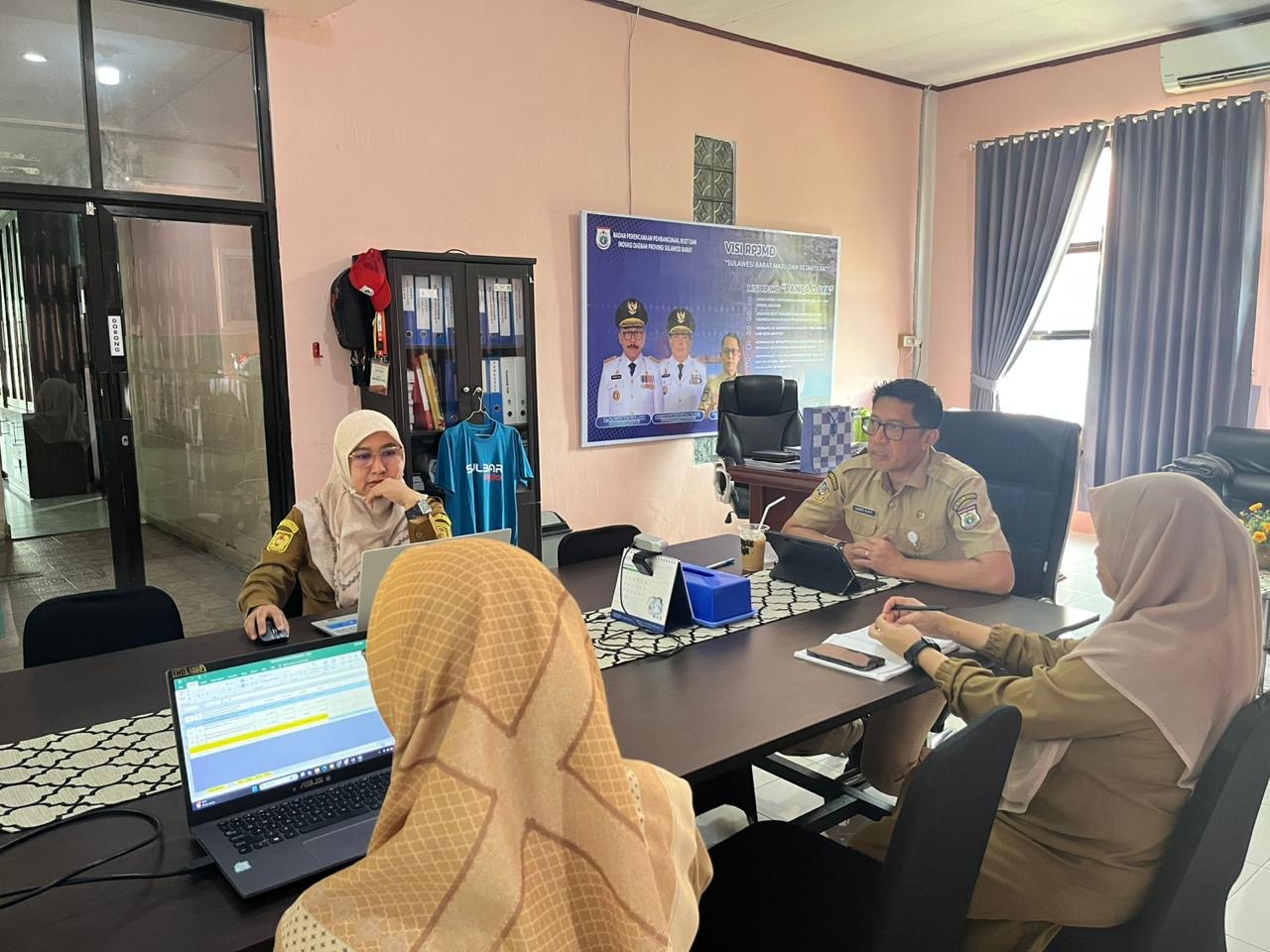 Bapperida Sulbar Gelar Rapat Evaluasi Kinerja dan Keuangan Triwulan III Tahun 2025