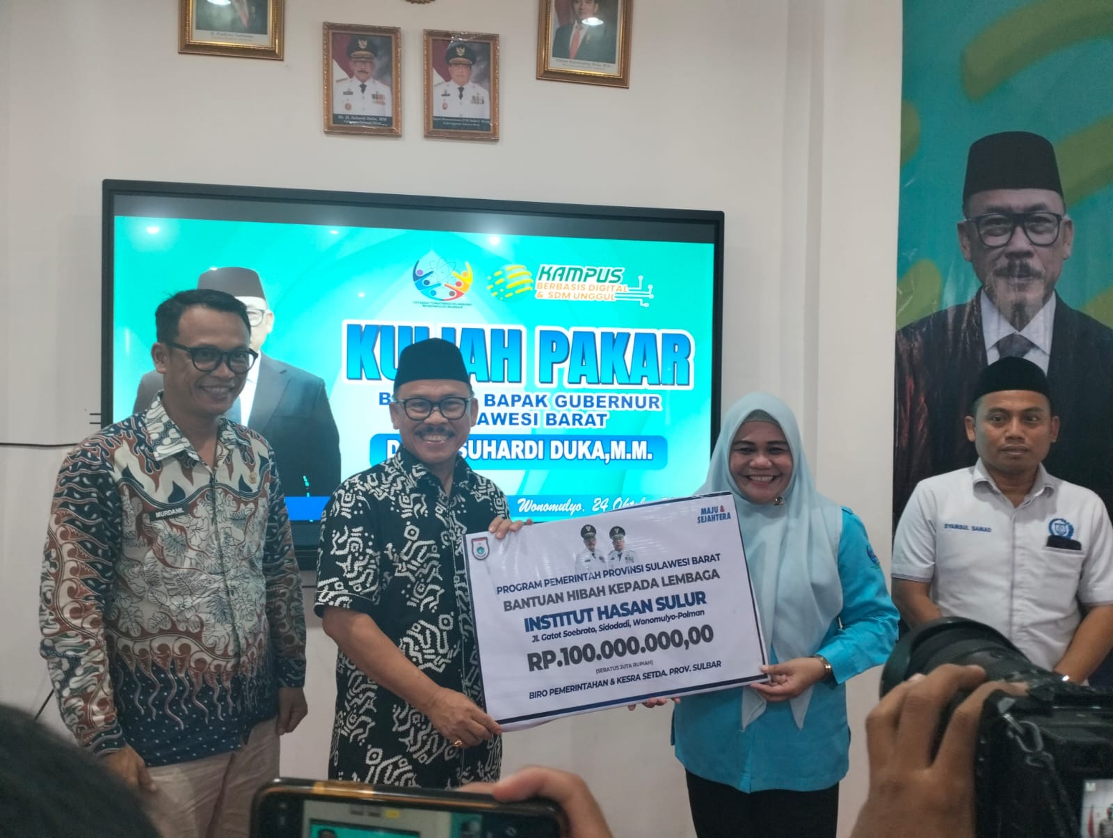 Hibahkan Rp100 Juta Untuk Intitut Hasan Sulur
