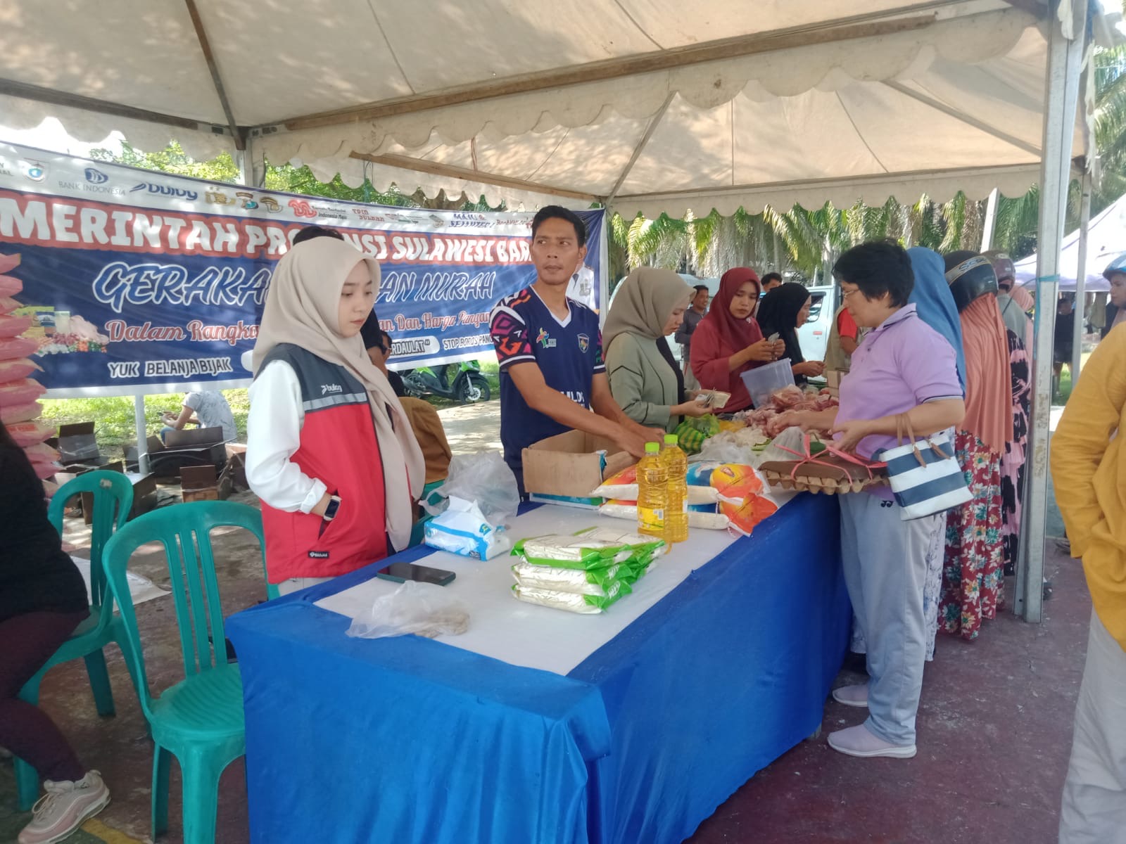 Masyarakat Antusias Sambut Pasar Murah Pemprov Sulbar