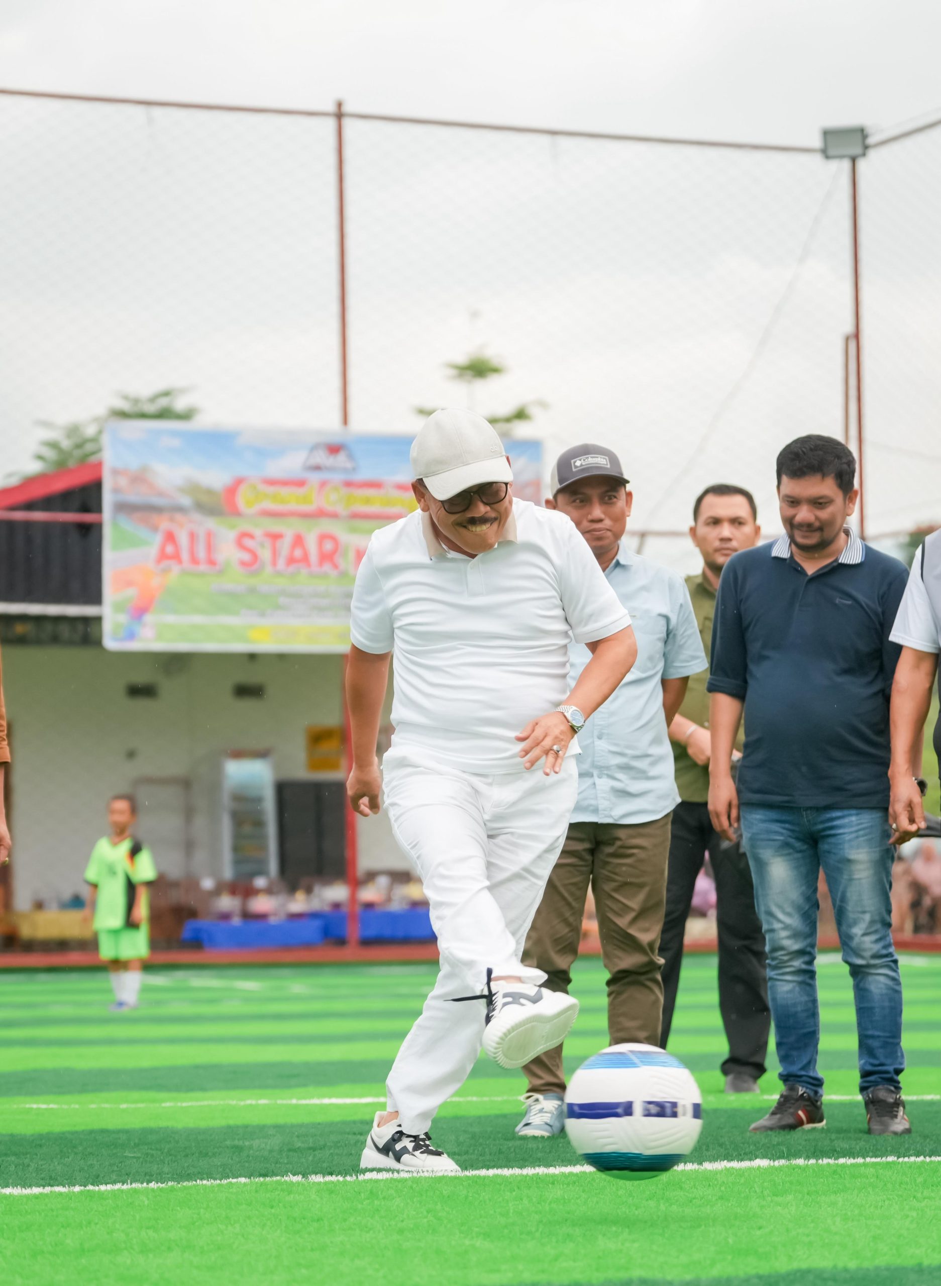 Gubernur Suhardi Duka Resmikan Lapangan Mini Soccer All Star Kalukku