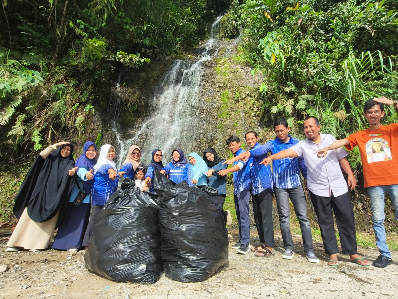 Jaga Kebersihan Wisata Air Terjun Sumua’ Buntu Malangka Mamasa