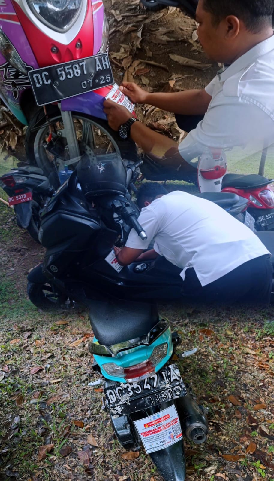Aksi Tempel Stiker Bangun Kesadaran Pajak