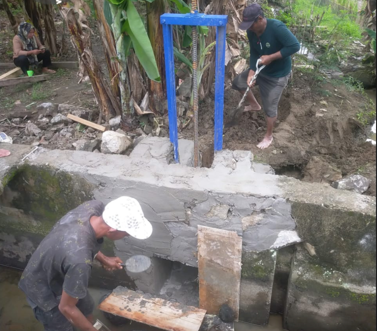 Gotong Royong Petani dan Petugas Pasang Pintu Air Tersier di Saluran Irigasi Lakejo