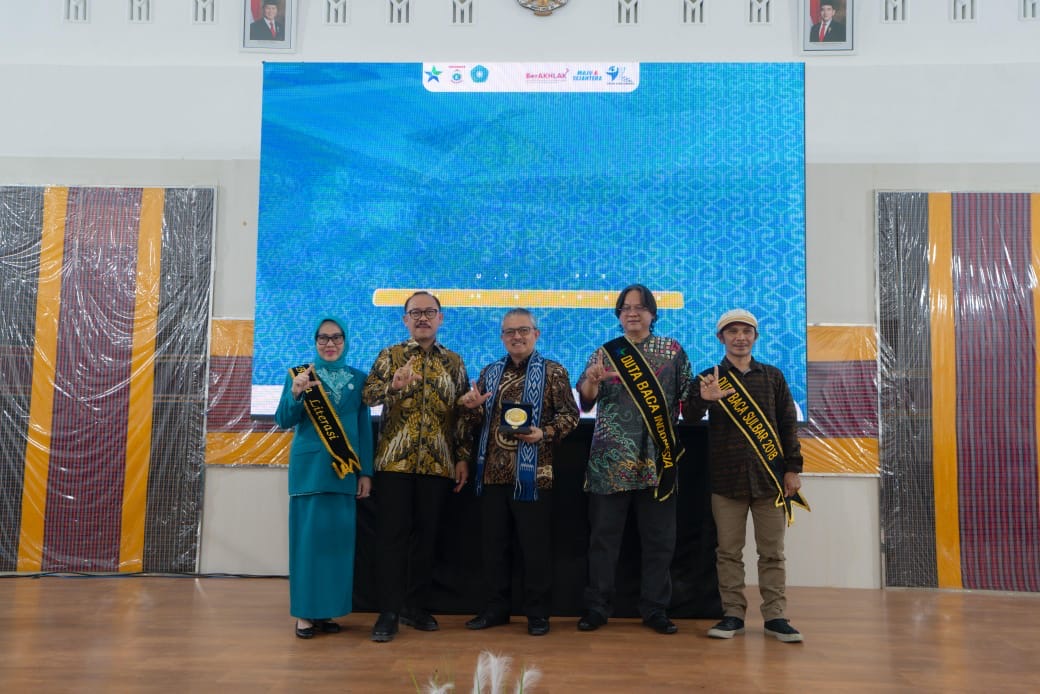 Perpusnas RI Kukuhkan Harsinah Suhardi sebagai Bunda Literasi Sulbar