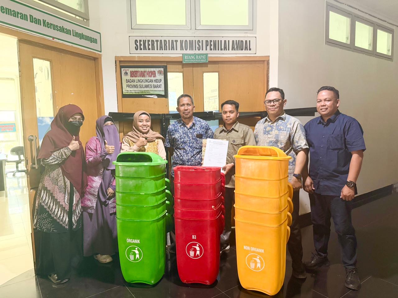 Bantuan Tempat Sampah Terpilah kepada Sekolah Adiwiyata di Mamuju