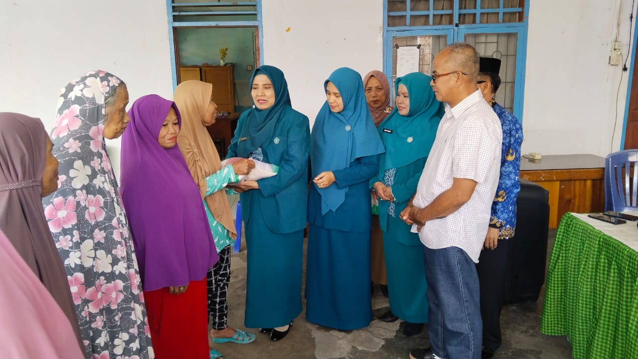 Dinsos Sulbar Salurkan Bantuan Beras untuk Keluarga Miskin Ekstrem di Majene