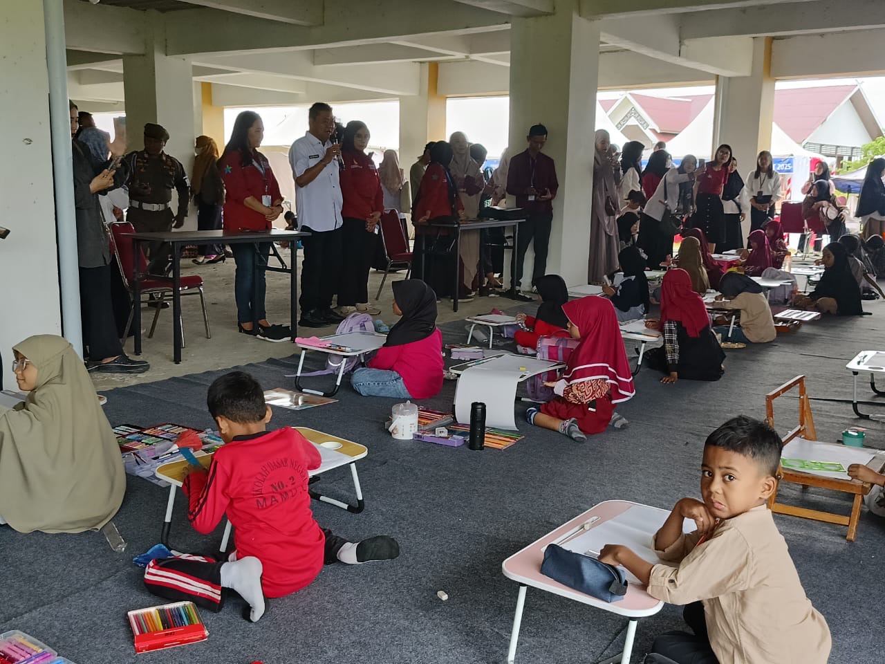 Antusias Siswa Lomba Menggambar di Festival Literasi Sulbar 2025